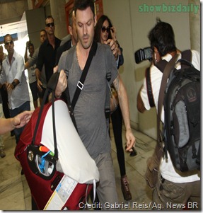 Megan Fox e Brian Austin Embarcam no Aeroporto Santos Dumont