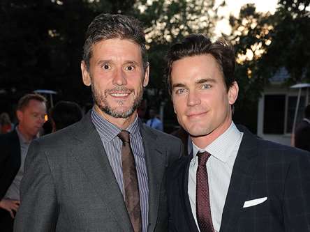 Do you know who is sexy Matt Bomer dating? His name is Simon Halls, he has been wit the famous Magic Mike actor for a couple of years in which they have become the parents of thee beautiful children. #mattbomer #simonhalls #husband #boyfriend @dailyentertainmentnews